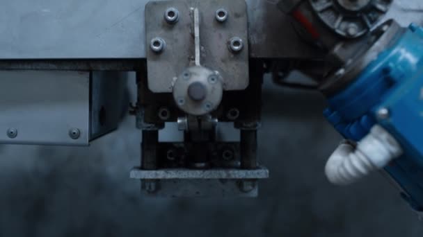Närbild fabrik transportör automat med metalldelar i tillverkningsanläggning — Stockvideo