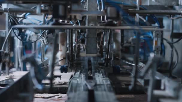 Automatiserad tillverkning av fabrikskartong vid mekanisk modern tillverkning närbild — Stockvideo