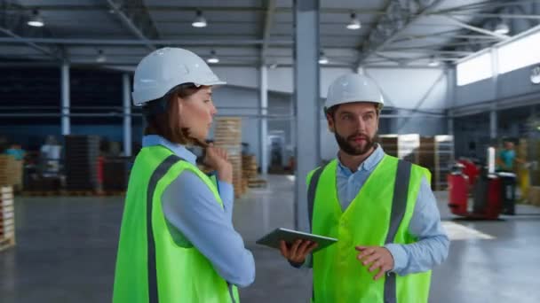 Supervisores de almacén de fábrica discusión comprobación tableta información hablando — Vídeos de Stock