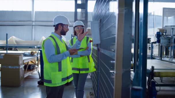 Supervisores de almacén proceso de inspección comprobación de equipos de fábrica análisis — Vídeos de Stock