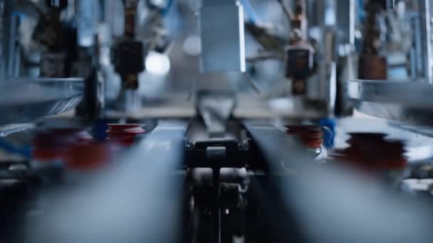 Closeup kartonnen krat verpakking elektrische machine werken in modern magazijn — Stockvideo