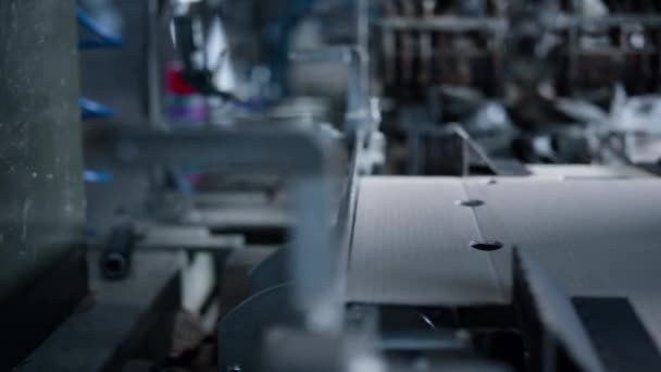Processo de fabricação de caixa de papelão close-up com tecnologia de automação — Vídeo de Stock