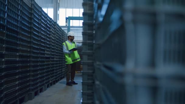 Embalaje de cajas de verificación de trabajador de almacén uniforme contando paquetes azules — Vídeos de Stock