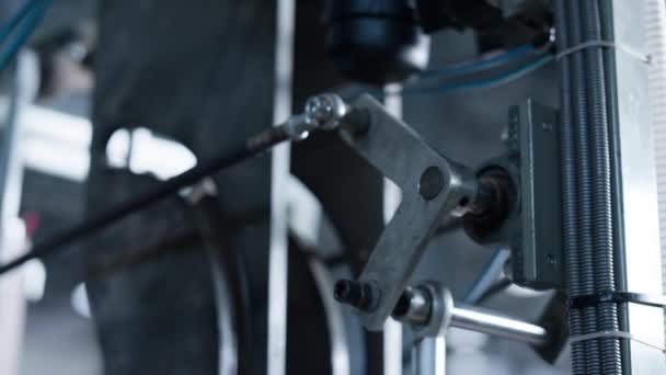 Fabricação de peças de máquinas rotativas em tecnologia transportadora automat line closeup — Vídeo de Stock