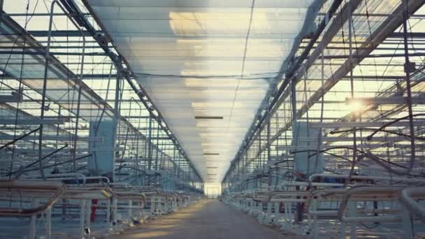 Boş fabrika inşaatı iç mimari modern teknolojik bahçe aletleri — Stok video