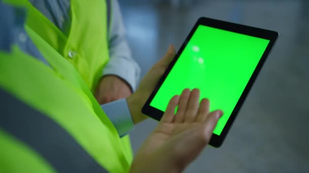 Factory workers checking seen screen tablet analysing information hands closeup — Stock video