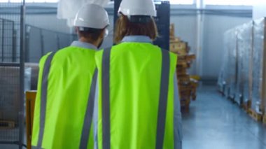 Fabrika yöneticileri üretim sürecini analiz eden depoyu inceliyor.