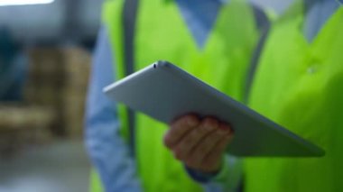 Depo çalışanlarının tablet bilgileri imalat denetimini kontrol ediyor