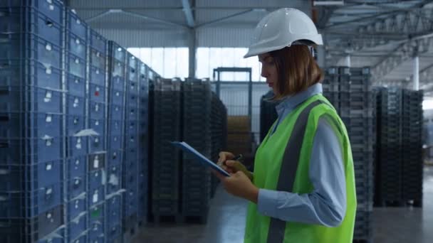 Női raktár munkavállaló jelölje meg a szállítási csomagot ellenőrző dobozokat — Stock videók