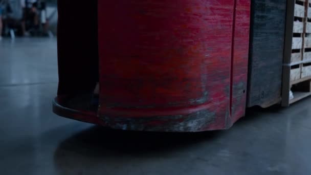Werkslager-LKW bewegt Holzpaletten, die Zustellpaket transportieren — Stockvideo