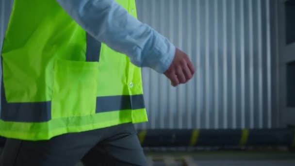 Trabajador de fábrica de primer plano caminando en el complejo de suministro de almacén comprobando la producción — Vídeos de Stock