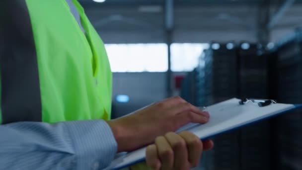 Storekeeper counting boxes checking supply shipping process hands closeup — Stock Video