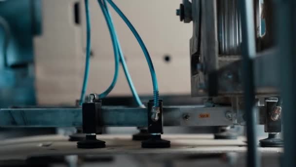 Производство картонных автоматов на заводе, работающих на крупном складском складе — стоковое видео