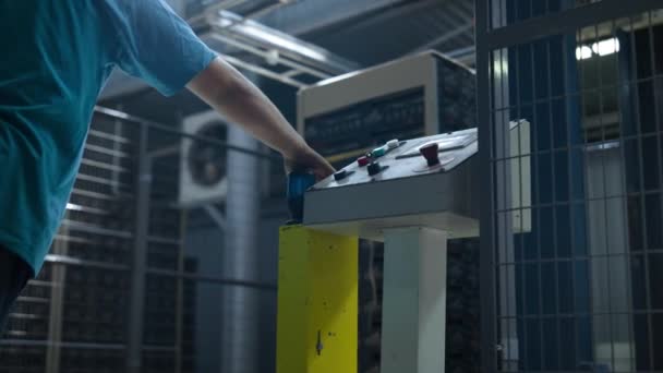 Arbeiter startet Fabrik Mechanismus Ziehen Hebel technologische Maschine arbeiten — Stockvideo