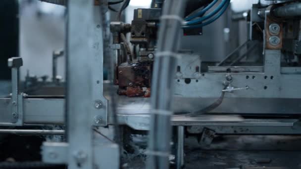 Detailní karton balení automat pracuje automaticky při výrobě — Stock video