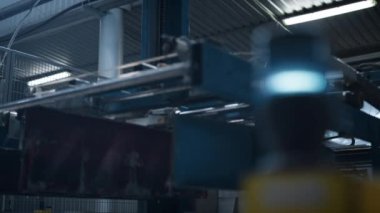 Modern otomatik sevkiyat deposunda çalışan bir depolama makinesi.