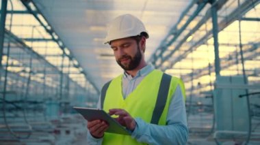 Tabletli mutlu mühendis üretim verimliliği analiz eden veri topluyor 