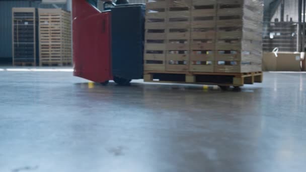 Lagerstapelfahrzeug für den Transport von Produktionsboxen Sortierung — Stockvideo