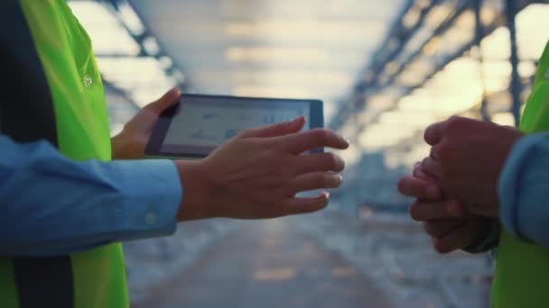 Supervisores de fábrica que tienen tabletas comprobando el nivel de seguridad recopilando información — Vídeo de stock