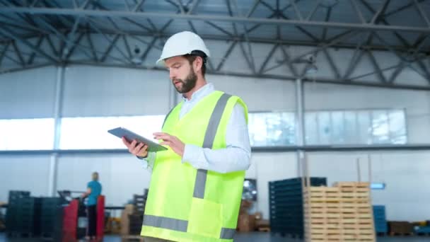 Fabricação supervisor tablet inspeção fábrica armazém exportação transporte — Vídeo de Stock