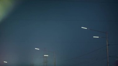 Gece vakti sokak lambaları otoyolu aydınlatıyor. Enerji lambaları konsepti kaydediliyor.