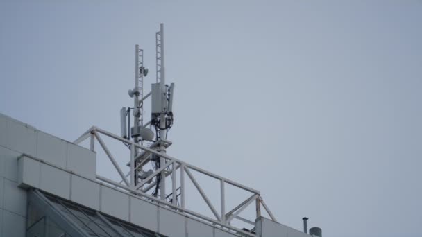 Коммуникационная антенна здания беспилотника на крыше. Высокочастотные помехи — стоковое видео