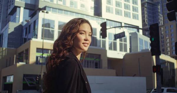 행복 한 아가씨는 주말 벽장에서 한가 하게 산책 한다. 현대 도시를 걷는 아시아인 모형. — 스톡 사진