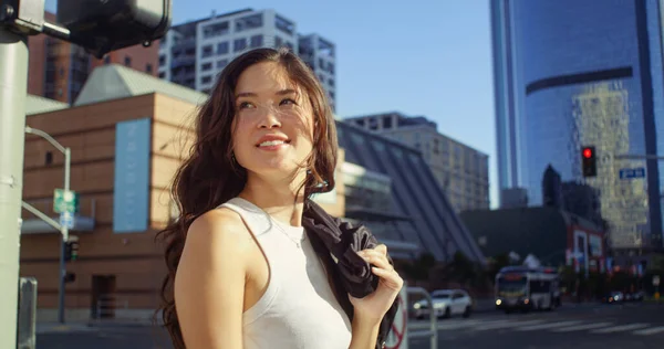 Donna in primo piano che sorride durante le passeggiate estive. Asiatico signora guardare in giro andando su strada. — Foto Stock