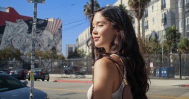 Güneşli bir günde Asyalı bir kadın sokakta yürüyor. Muhteşem esmer, rahatlatıcı gezintide.. 