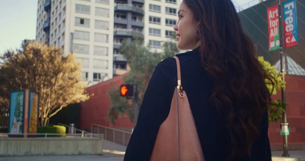 Giovane donna d'affari che attraversa la citta '. Asiatico donna andando su crosswalk primo piano — Foto Stock