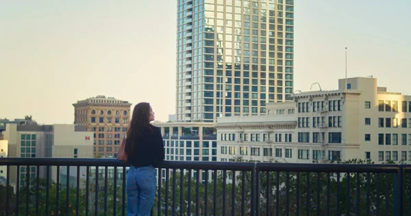 Bilinmeyen genç bayan gözlem güvertesinde yürüyor. Şık bir turist şehre bakıyor.. — Stok fotoğraf