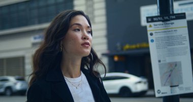 Caddede güzel bir kadın geziniyor. Yakın plan. Çekici Asyalı kız hafta sonu yürüyor.