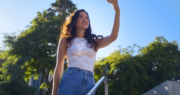 Senhora despreocupada a fotografar nas escadas. Asiático turista tirar foto paisagem urbana. — Fotografia de Stock