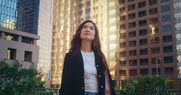 시내 거리를 혼자 걷는 귀여운 소녀. 도시 경관을 둘러보고 있는 아시아 여자. — 스톡 사진