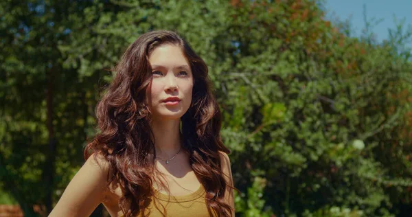 Ragazza carina in posa sul parco verde primo piano. asiatico donna in piedi su sole all'aperto — Foto Stock