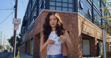 Maske takan kendine güvenen bir kadın. Sorumluluk sahibi kız sağlığına dikkat eder..