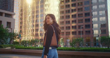 Güzel kız, saç stili yürüyen sokağa dokunuyor. Asyalı bayan Megapolis 'te dinleniyor..
