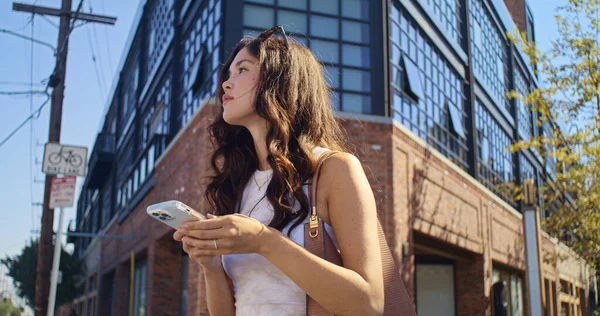 Sério local de busca senhora usando telefone na rua. Menina asiática stand crossroad. — Fotografia de Stock