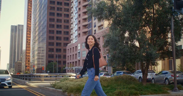 Uma rapariga bonita a atravessar a rua. Jovem turista indo na passarela no fim de semana. — Fotografia de Stock