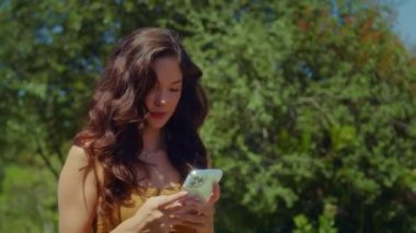 Park yerinin doğasını filme alan kadın. Asyalı esmer, fotoğrafçılık yapıyor..
