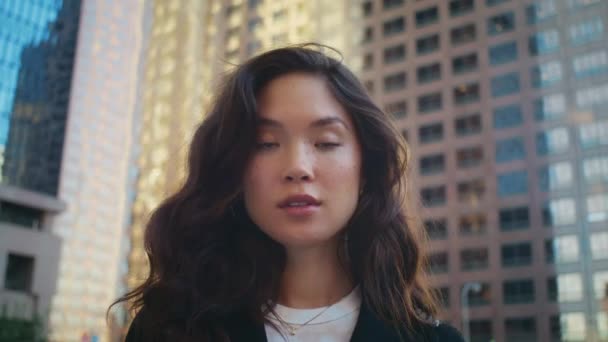 Porträtt av vacker asiatisk modell på nära håll. Attraktiv kvinna poserar på gatan. — Stockvideo
