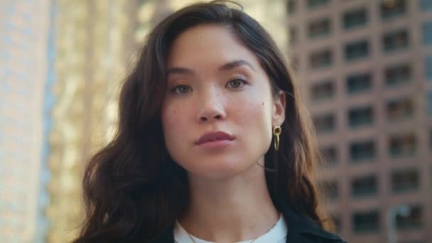 Preciosa mujer mirando cámara en primer plano calle. Retrato de mujer de negocios asiática — Vídeos de Stock