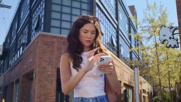 Sebevědomá brunetka rolující telefon detailně. Asijské žena pomocí moderního smartphonu. — Stock video