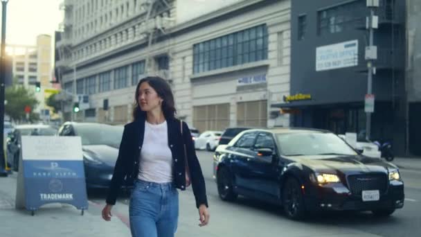 Stylowa kobieta chodząca ulicą miasta. Azji bizneswoman idzie spotkanie na chodniku. — Wideo stockowe