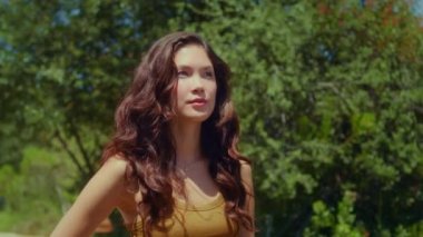 Güneş ışığının altında duran rahat model. Asyalı kız yaz doğasında dinleniyor..