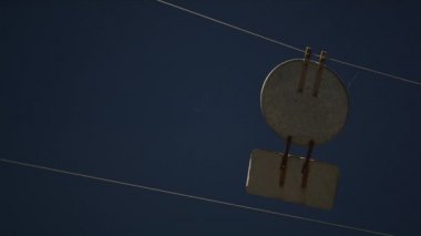 Gece yakın uyarı levhası otoyolun arka tarafındaki tellerde asılı..