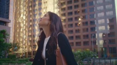 Çekici bir kadın yakından fırıl fırıl dönüyor. Megapolis 'i keşfeden mutlu Asyalı kız 