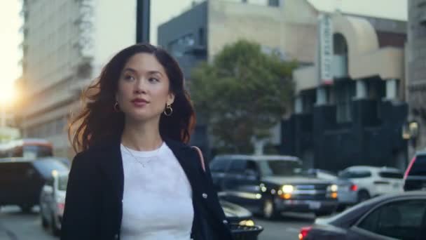 Atrakcyjna kobieta spaceruje po megapolisie sama, zbliżenie. Zrelaksowana Azjatka idzie ulicą. — Wideo stockowe