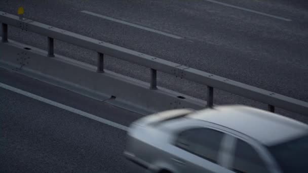 車両高速道路の夜市の無人偵察機のショット。高速道路の衝突バリアビュー — ストック動画