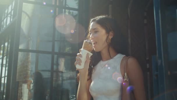 Uśmiechnięta kobieta ciesząca się lodami na świeżym powietrzu. brunetka Azji lady jedzenie deser. — Wideo stockowe